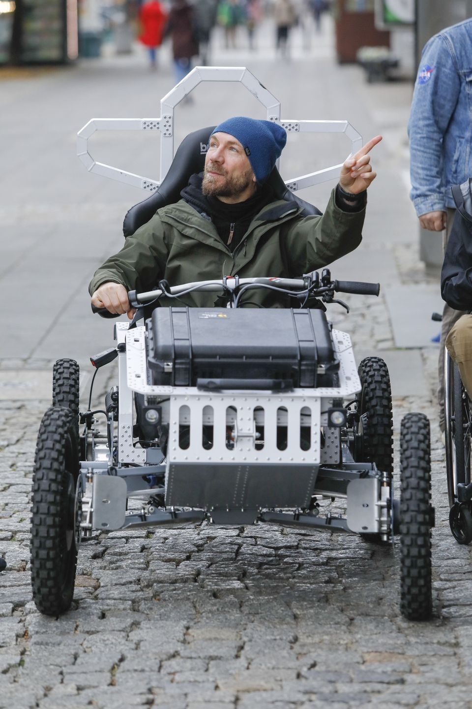 Przemysław Kossakowski pod studiem "Dzień Dobry TVN"