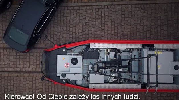 Śląskie. Parkując przy torowiskach tramwajowych należy zachować odległości 1 metra – przypominają Tramwaje Śląskie.