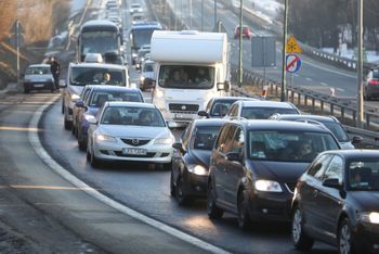 Zakaz samochodów spalinowych. KE zmieni plan? Nowe informacje