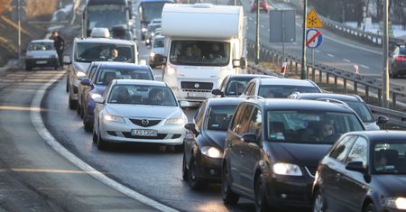 Zakaz samochodów spalinowych. KE zmieni plan? Nowe informacje