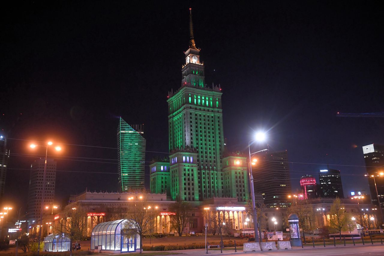 Warszawa. PKiN podświetlony na zielono w rocznicę podpisania Porozumienia Paryskiego