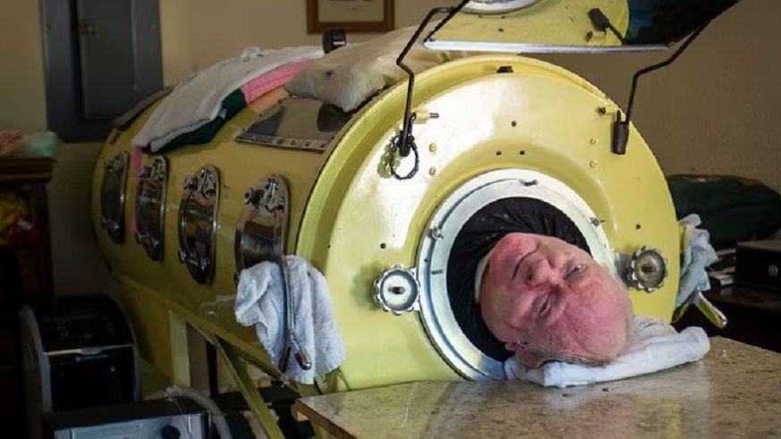 Od ponad 70 lat jest zamknięty w maszynie. Dzięki niej może żyć