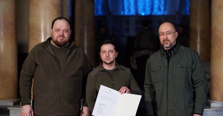 Zełenski podpisał wniosek o członkostwo Ukrainy w Unii Europejskiej