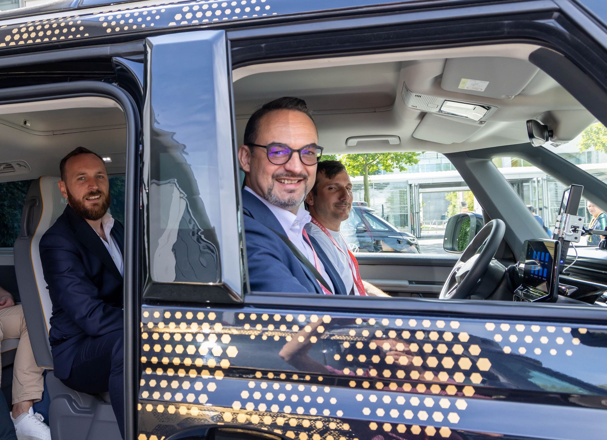 Dyrektor Senger i autor tekstu na pokładzie autonomicznego VW