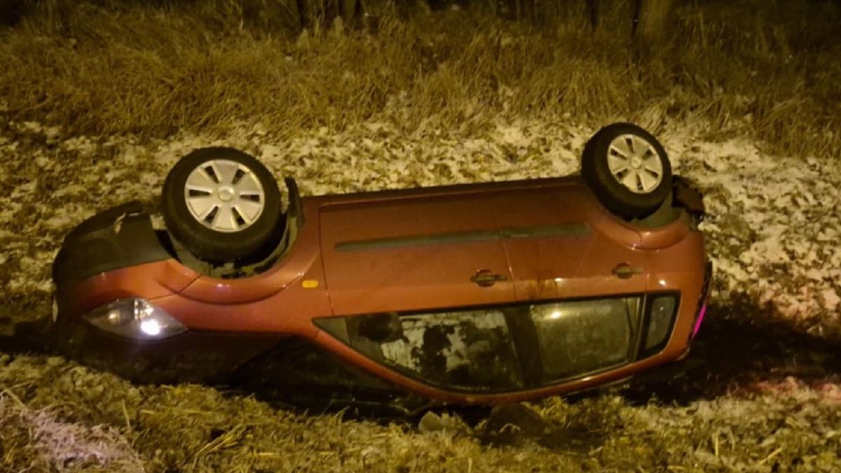 Dachował i wpadł do rowu. Nikt się nie zatrzymał, by mu pomóc