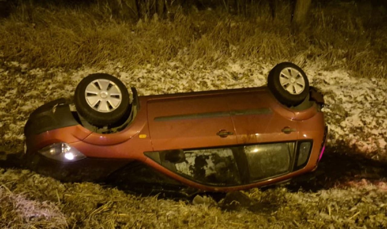 Jego auto dachowało i wpadło do rowu. Nikt się nie zatrzymał, by mu pomóc