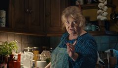 W reklamach x-kom babcia i nastolatka opowiadają o grach komputerowych (wideo)