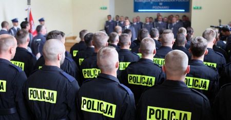 Na początek płacą 5375 zł brutto. Są też dodatki