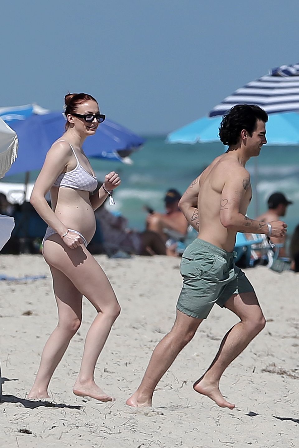 Sophie Turner prezentuje zaokrąglony brzuch, szalejąc na plaży z Joe Jonasem