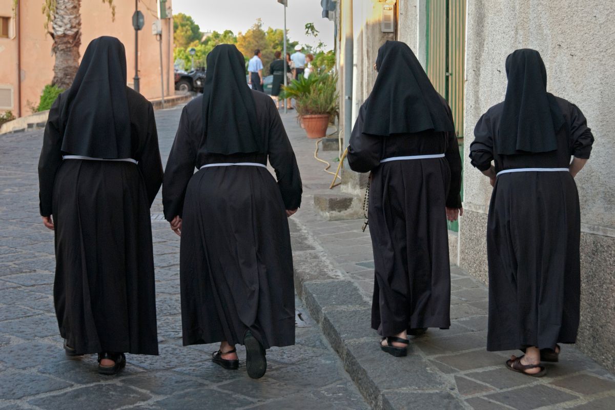 Zarobki zakonnic w Polsce. Lepiej usiądźcie