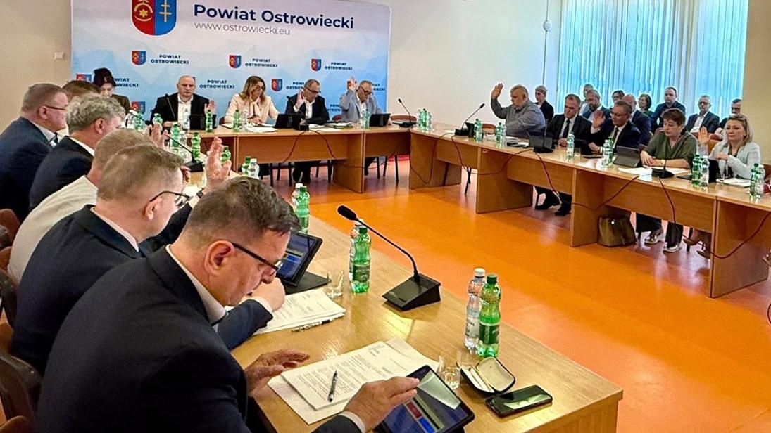 Rada Powiatu Ostrowieckiego obradowała w Starostwie