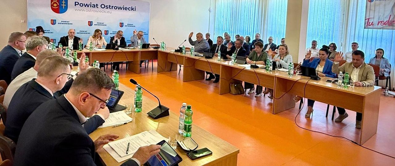 Rada Powiatu Ostrowieckiego obradowała w Starostwie. Budżet, szpital i sprawy społeczne w centrum sesji