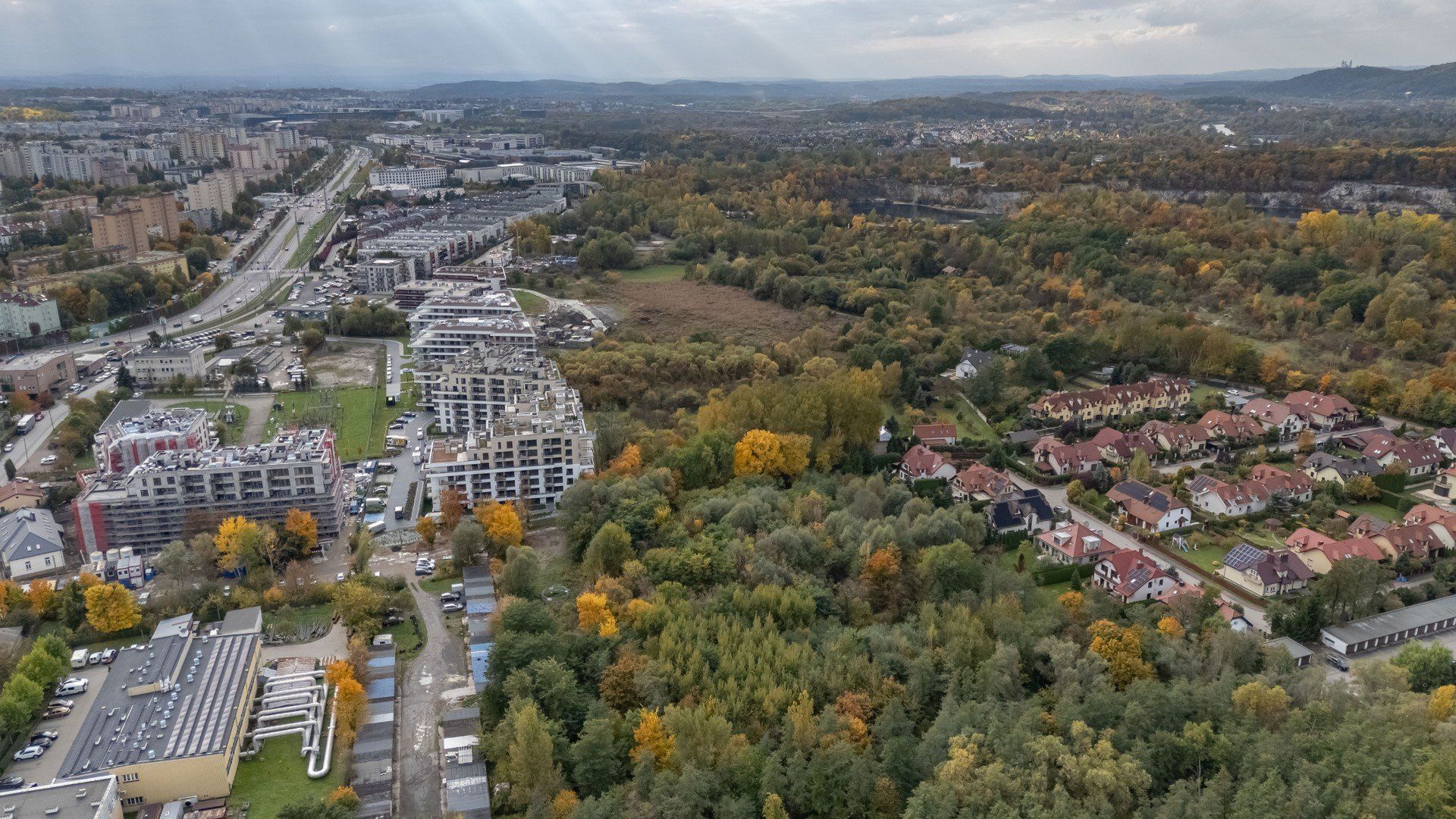 Zielony Zakrzówek w Krakowie uwięziony w sąsiedztwie bloków