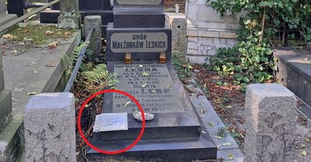 Kartka na grobie na Starych Powązkach. "Proszę o kontakt"