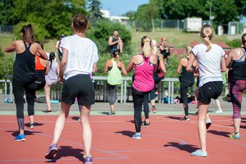 Joga, zumba, pilates w plenerze. W wakacje więcej zajęć rekreacyjnych w łódzkich parkach