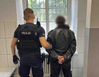 Pod drzwi aresztu przyszła skatowana kobieta. Była więziona i bita przez znajomego