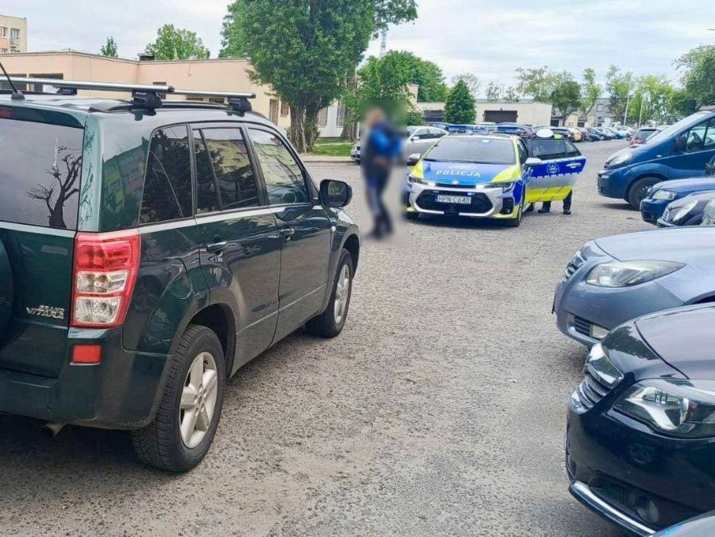 Pijany 26-latek stuknął podczas parkowania, więc pijany ojciec chciał mu pokazać, jak się to robi. Obaj trafili przed sąd