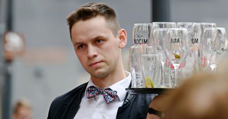 Porażające historie kelnerów. "Im większy portfel, tym większy burak"