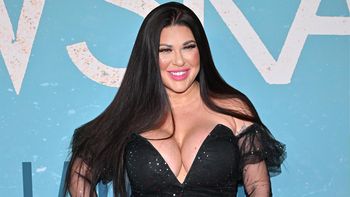 Iwona Węgrowska wskoczyła w kusą mini z głębokim dekoltem. Ekspert ocenia: "Manifest seksualności"