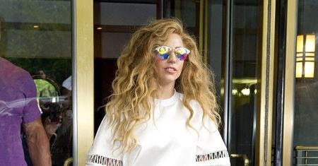 Gaga w spodniach z folii...