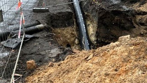 Wodociągi ułożyły rurociąg pod korytem Czarnej Przemszy w Sosnowcu.