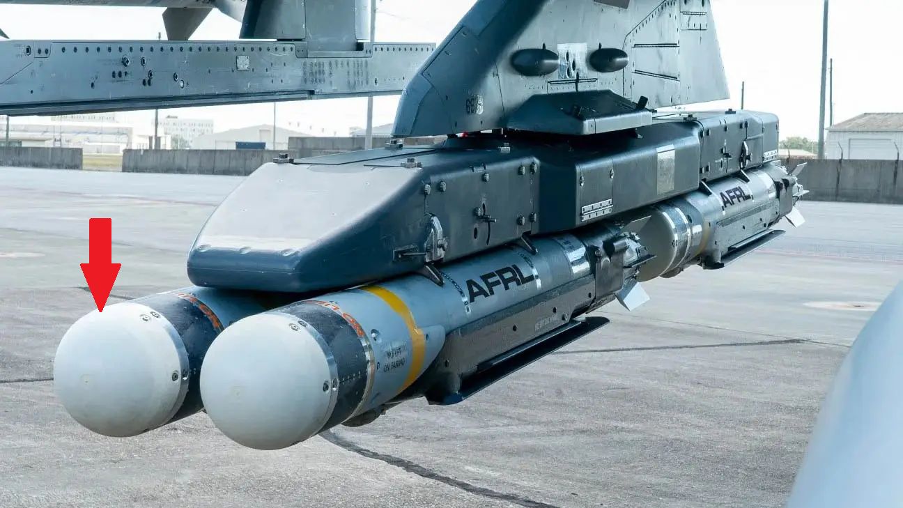 Bomby GBU-39/B Small Diameter Bombs (SDB) wraz z dodatkowymi głowicami HOJ naprowadzającymi się na źródło zakłóceń. 