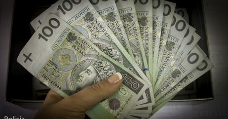 Senior stracił niemal 100 tys zł. Mógł stracić więcej, gdyby nie policja