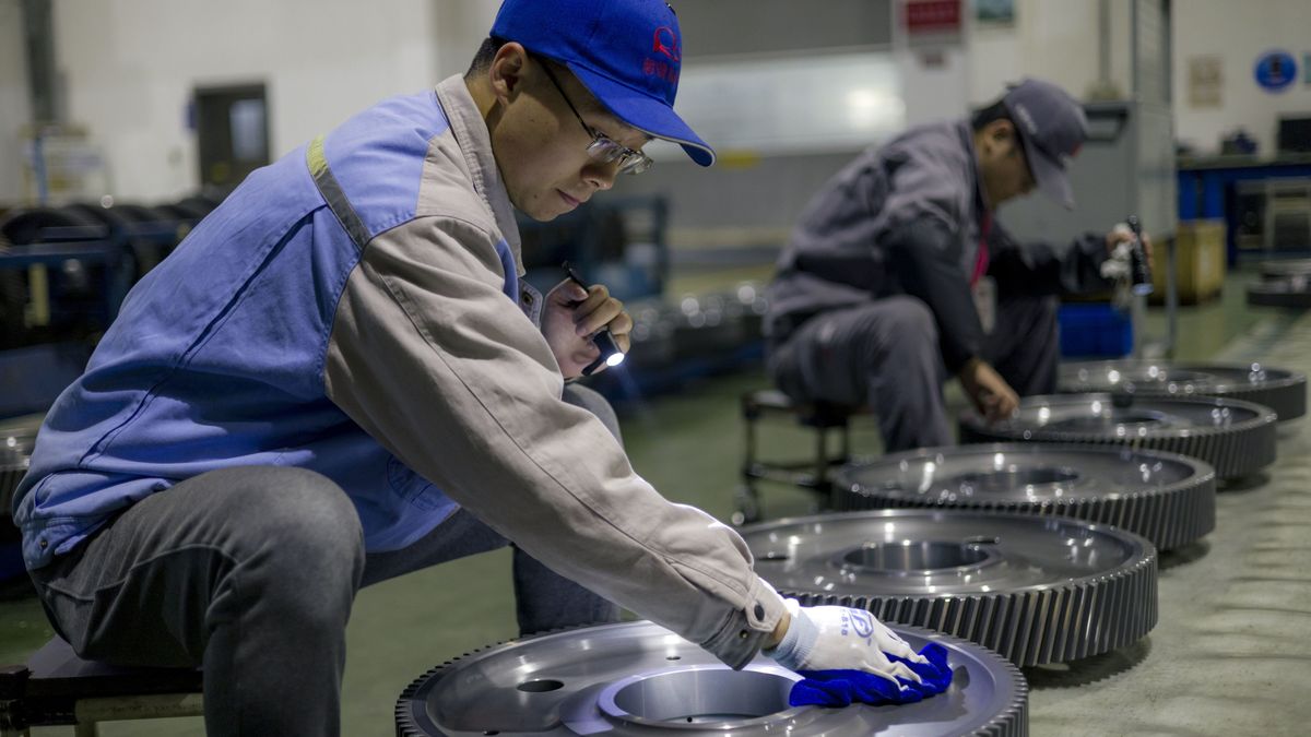 epa09627034 People work in a CRRC Qishuyan Institute locomotives factory, during the organised media tour in Changzhou, Jiangsu province, China, 07 December 2021. CRRC Qishuyan Institute Co., Ltd. is located in Changzhou Economic Development Zone, Jiangsu, in the middle section of Shanghai-Nanjing Railway. It is an important R&D, manufacturing and maintenance base for railway passenger and freight diesel locomotives in the country. It exports to more than 20 countries and regions including Australia, Argentina, Venezuela, Kenya, Thailand, and Cambodia.  EPA/ALEX PLAVEVSKI Dostawca: PAP/EPA.