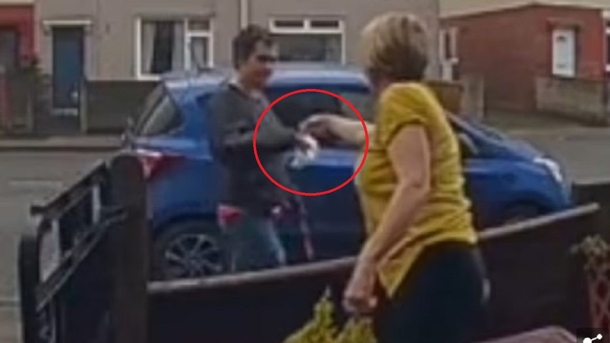 Kobieta zemściła się na właścicielu psa (screen pochodzi z Daily Mail).