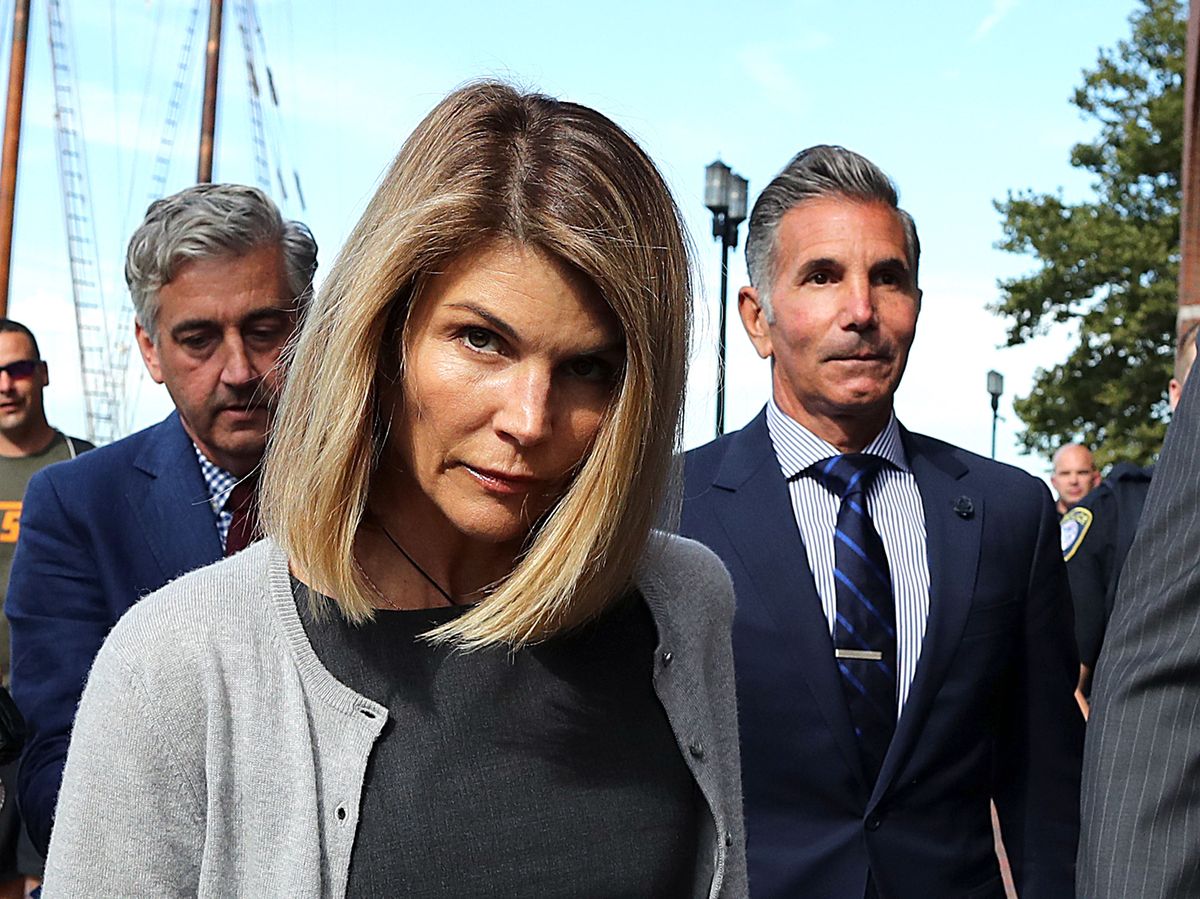 Lori Loughlin i jej mąż (po prawej) w drodze do sądu