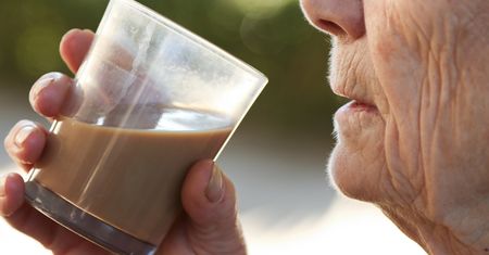 Czy seniorzy mogą pić kawę? Wiele osób może być zaskoczonych odpowiedzią