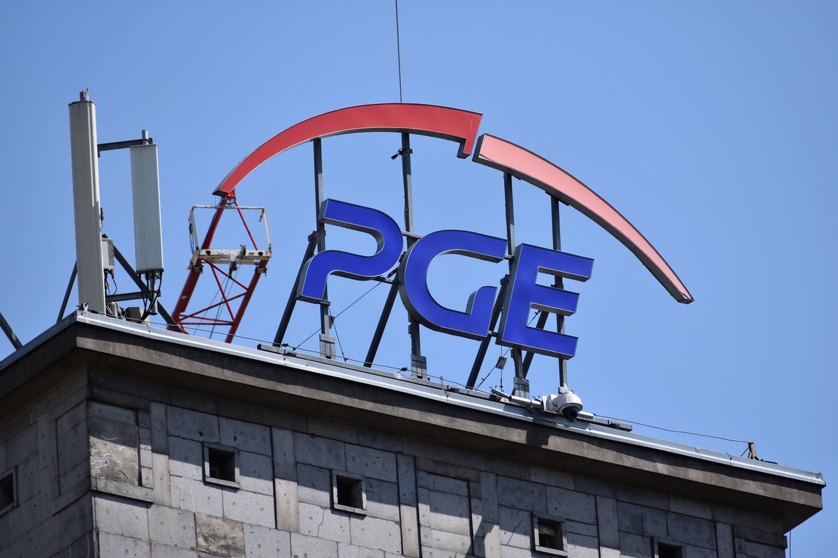 PGE reveals the cards and publishes the results.  Net profit decreased significantly