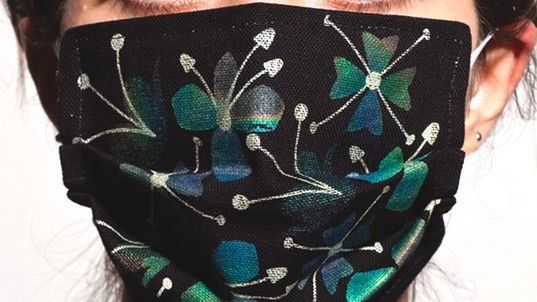 Maseczka ochronna zmienia kolor, wraz ze wzrostem temperatury właściciela 1