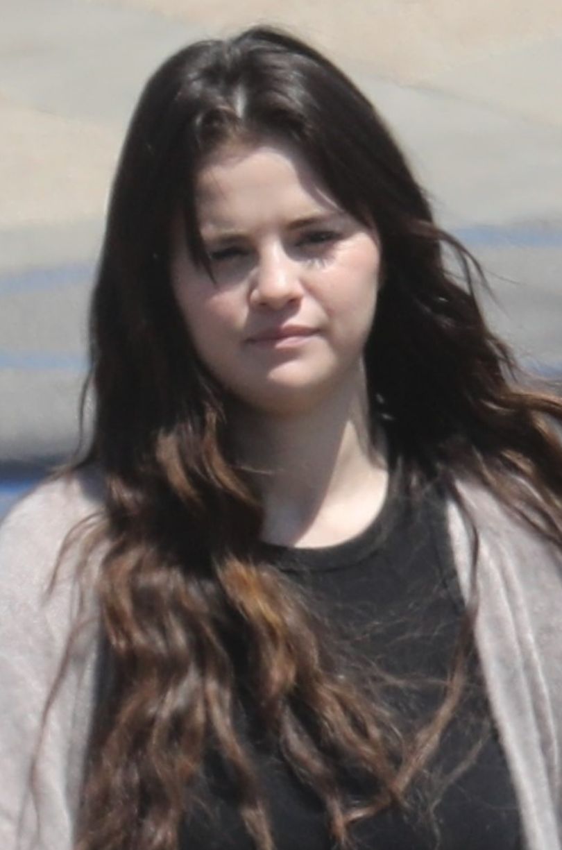 Naturalna Selena Gomez robi zakupy z przyjaciółmi