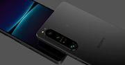 Sony Xperia 1 V na zdjęciu. Uwagę przykuwają dwa szczegóły