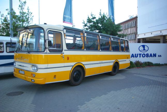 Autosan H9 - starsze wersje autobusu miały z przodu luk na nosze