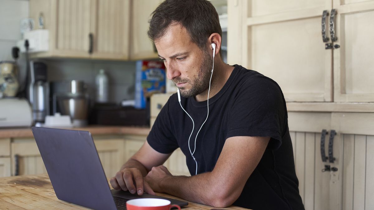 Pracownicy na stanowiskach hybrydowych twierdzą, że robią tyle, co zawsze. Szefowie w to nie wierzą