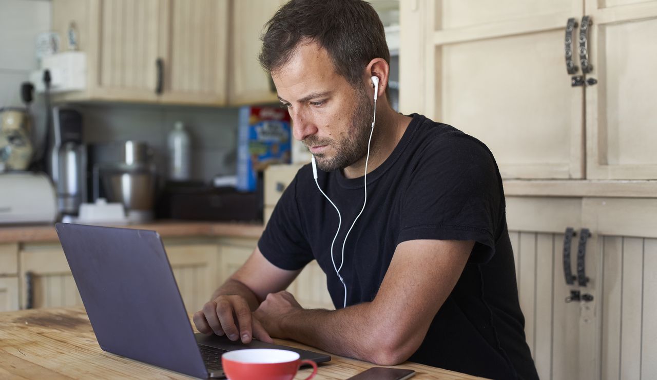 "Paranoja produktywności". Microsoft publikuje najnowsze badania na temat wydajności pracujących hybrydowo