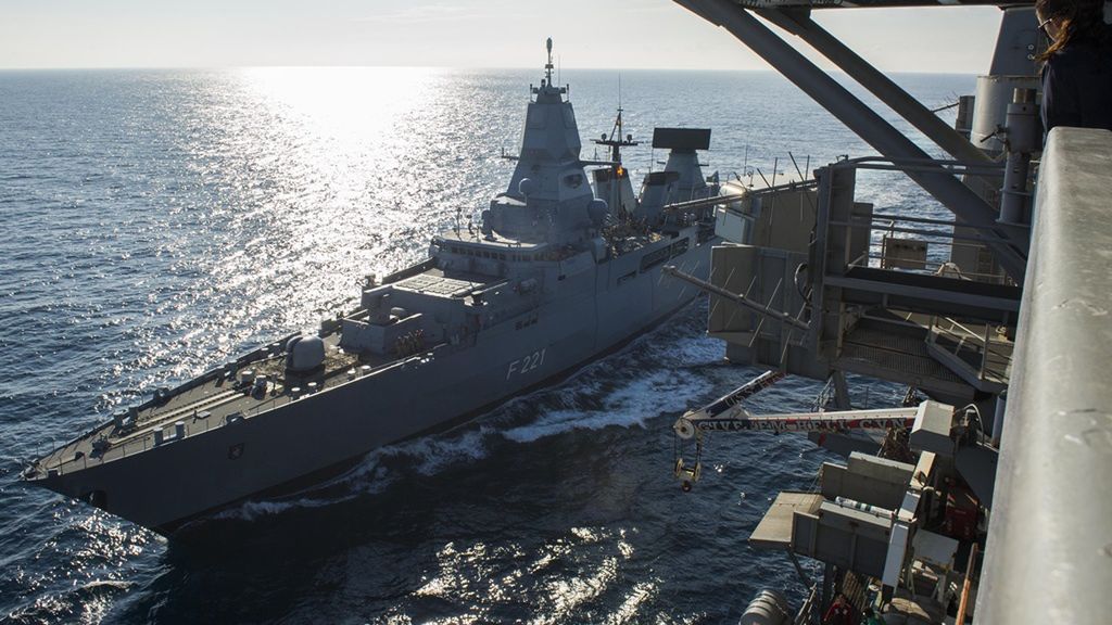 The basic armament of the frigate Hessen is clearly visible. Looking from the bow: the universal Oto-Melara 76/62 Super Rapid gun, the RIM-116 RAM close-in weapon system, and the covers of the 32 anti-aircraft missile launchers.