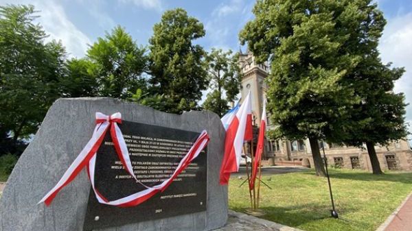 Śląskie. Obelisk z tablicą, upamiętniające więźniów dawnego niemieckiego obozu i więzienia w Sosnowcu znajduje się przy ulicy 1 Maja.
