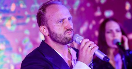 Borys Szyc szczerze wspomina początki alkoholizmu. "Piliśmy sześć butelek na głowę"