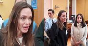Angelina Jolie spotkała się z wolontariuszami na dworcu we Lwowie. Aktorka musiała EWAKUOWAĆ SIĘ do schronu! (ZDJĘCIA)