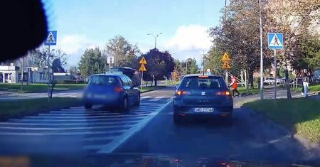 Policja dostała to nagranie od kierowcy. Przejechał obok kobiety z dzieckiem