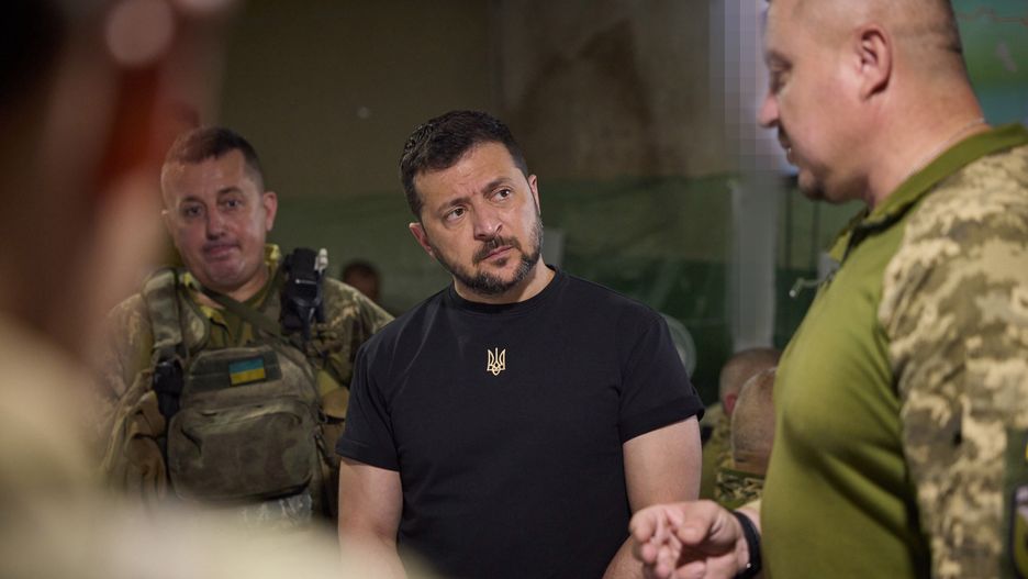 A handout picture made available by the press service of the President of Ukraine shows Ukraine's President Volodymyr Zelensky (C) speaking with servicemen during a visit to an undisclosed location in the region of Zaporizhzhia, Ukraine, 15 August 2023, amid the Russian invasion. EPA/Office of the President of Ukraine HANDOUT HANDOUT EDITORIAL USE ONLY/NO SALES Dostawca: PAP/EPA.