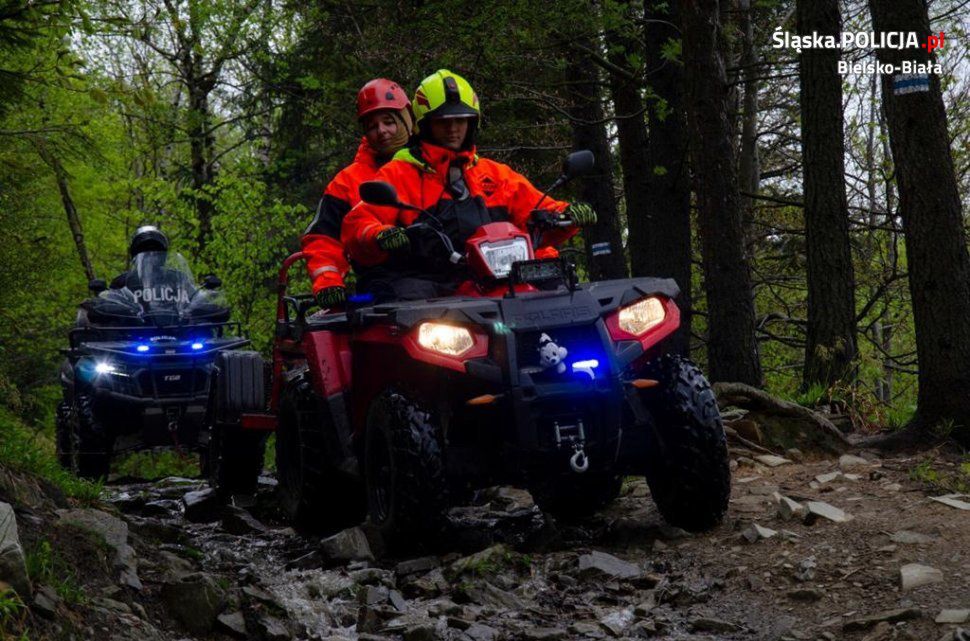 Bielsko-Biała. Policjanci pod okiem strażaków z Międzybrodzia Bialskiego doskonalili technikę jazdy na quadzie.