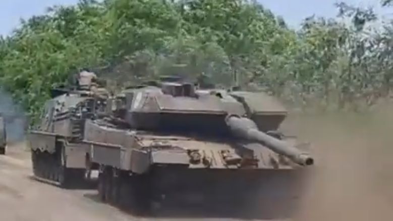 Uszkodzony czołg Leopard 2A6 holowany przez wóz Bergepanzer 3 Büffel na tyły pozycji ukraińskich. 