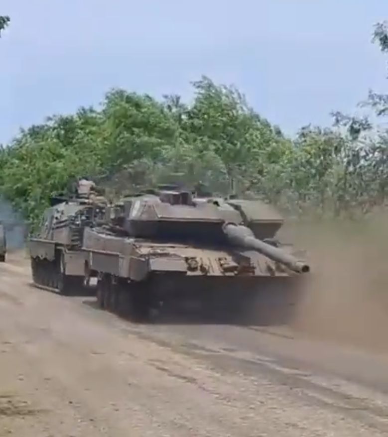 Uszkodzony czołg Leopard 2A6 holowany przez wóz Bergepanzer 3 Büffel na tyły pozycji ukraińskich. 