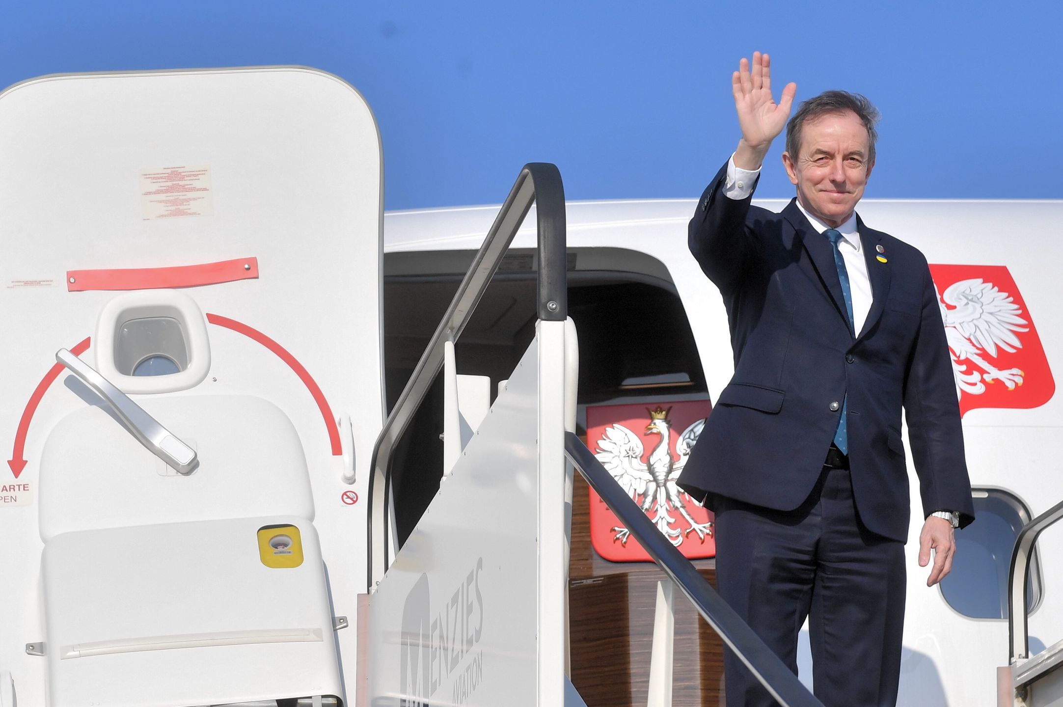 Tomasz Grodzki
Praga, Czechy 22.04.2022. Marsza�ek Senatu Tomasz Grodzki na lotnisku w Pradze przed wylotem do Polski, 22 bm. Marsza�ek Senatu wraz z delegacj� zako�czy� dwudniow� wizyt� w Republice Czeskiej. (aldg) PAP/Radek Pietruszka
Radek Pietruszka
dyplomacja, polityk, polityka, spotkanie, wizyta, lotnisko, odlot, p�yta lotniska, powr�t, samolot, schodki, transport powietrzny, wizyta zagraniczna, gest, podniesiona r�ka, po�egnania, po�egnanie, uniesiona d�o�