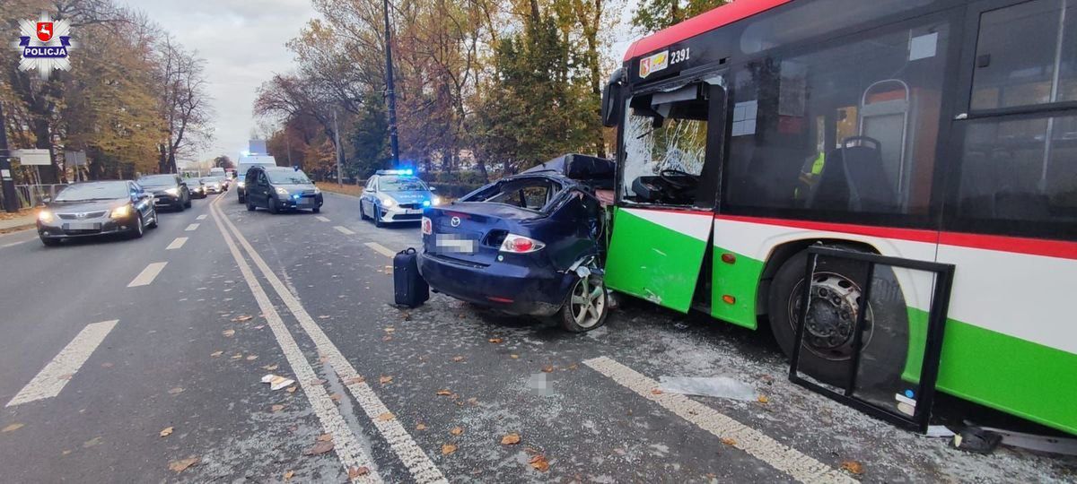 Lublin. Samochód zderzył się z autobusem miejskim. Dwie osoby ranne