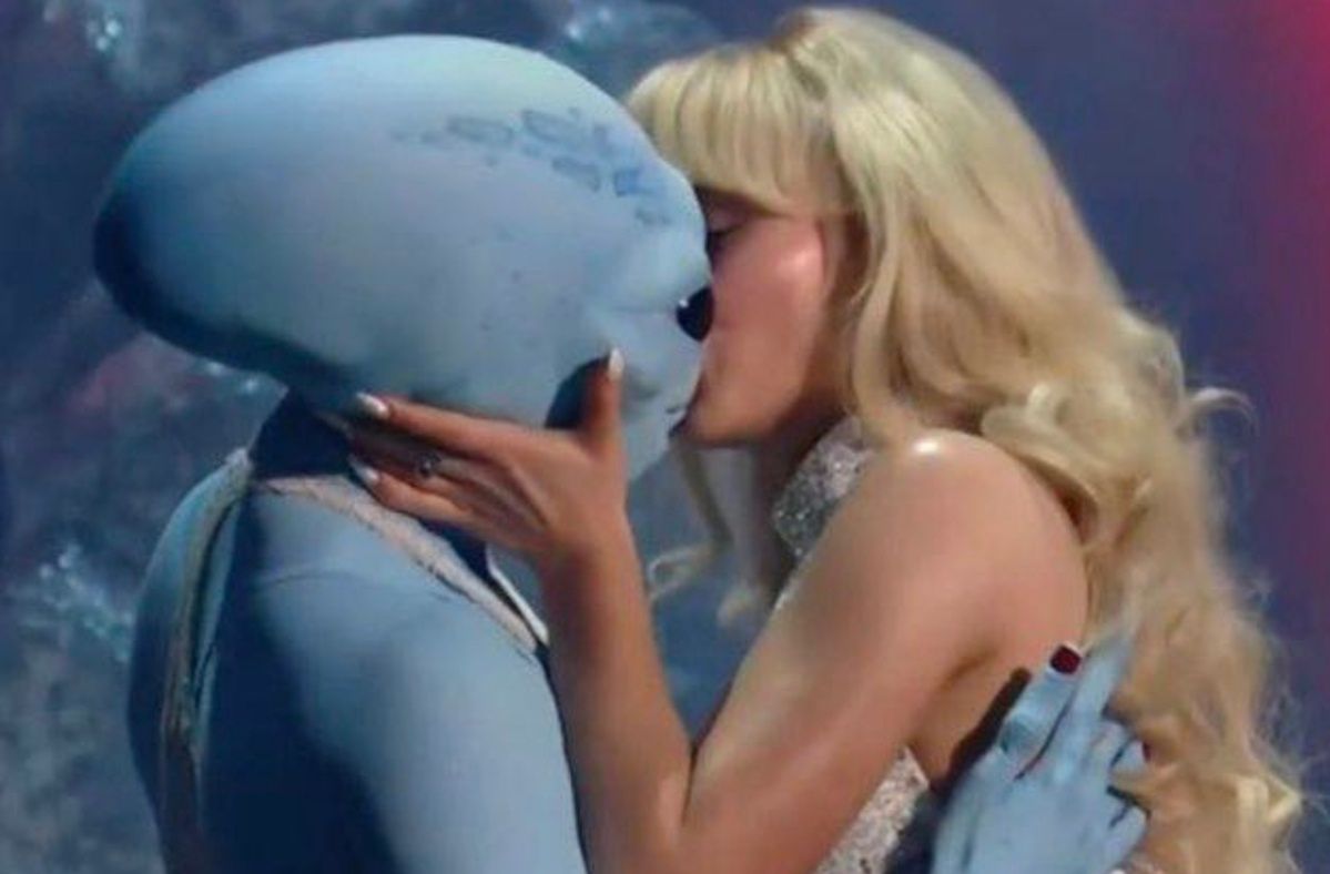 Britney Spears questions Sabrina Carpenter's VMA alien kiss